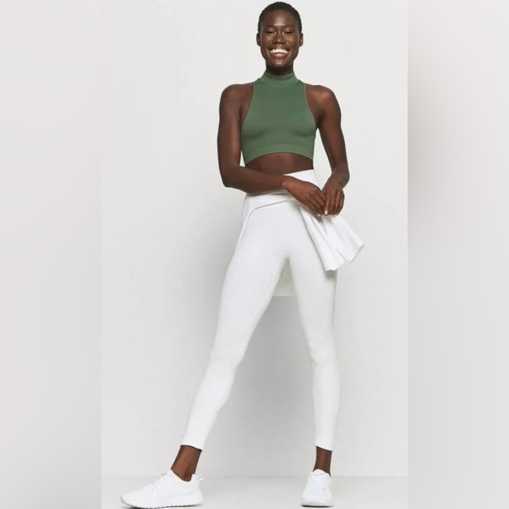 Capezio Seamless Rib Crop
TOP (11375W) • Safari Green • XS/S - Picture 3 of 15